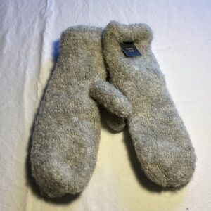 Universal Thread Gray Fuzzy Mittens